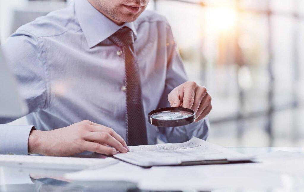 אדם בוחן מסמכי פוליסת ביטוח בריאות פרטית – השוואת ביטוחי בריאות 2026.